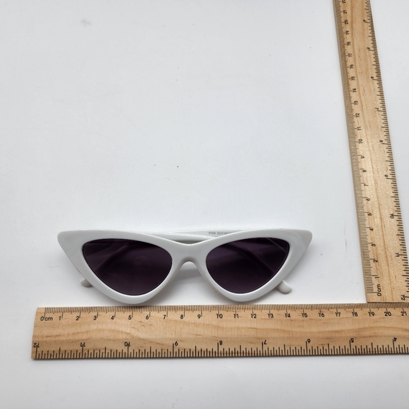 NWOT White Arcylic Black Len Cat Eye Sunglasses - Picture 7 of 14